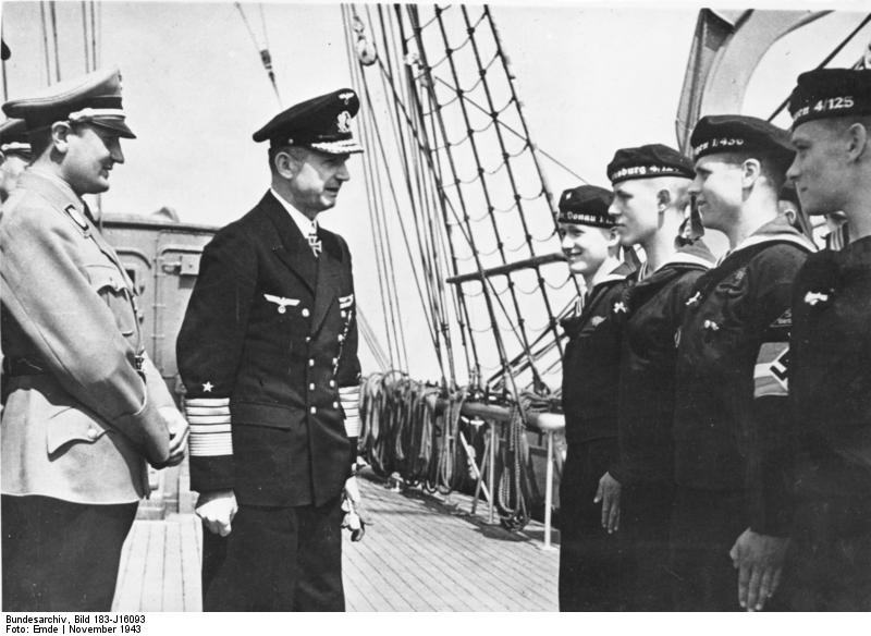 Arthur Axmann y Karl Dönitz abordo del Horst Wessel inspeccionando a una formación de HJ en Noviembre de 1943