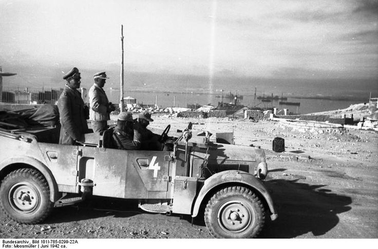 Los generales Rommel y Bayerlein en el Horch del primero en el puerto de Tobruk
