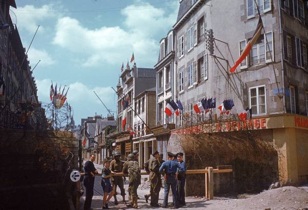Granville, agosto de 1944. Soldados americanos y población local junto a un check-point alemán abandonado