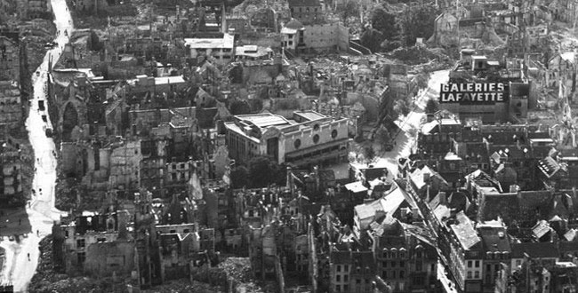 La ciudad de Caen, devastada por los bombardeos aliados