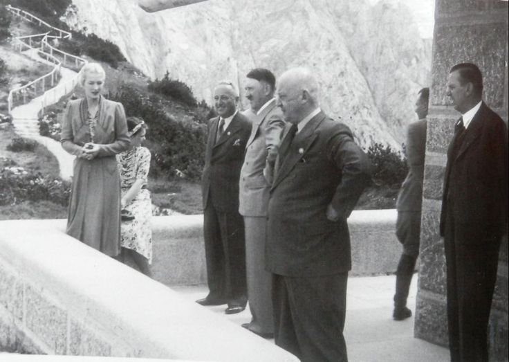 Inga Ley con su hija, Robert Ley, el Führer, el Gauleiter Wagner, Martin Bormann y Julius Schaub