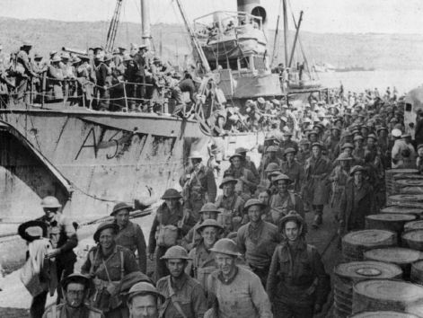 Tropas británicas, australianas y neozelandesas de diferentes unidades desembarcando en la bahía de Suda