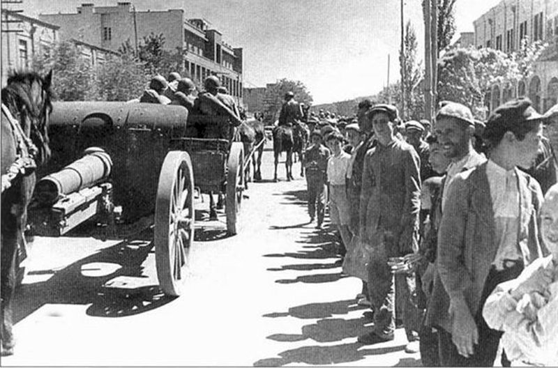Artillería montada del ejército Rojo en las calles de Tabriz. 17 septiembre, 1941
