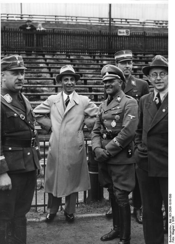 El Oberführer Schäfer, el Dr. Goebbels y Sepp Dietrich en 1936