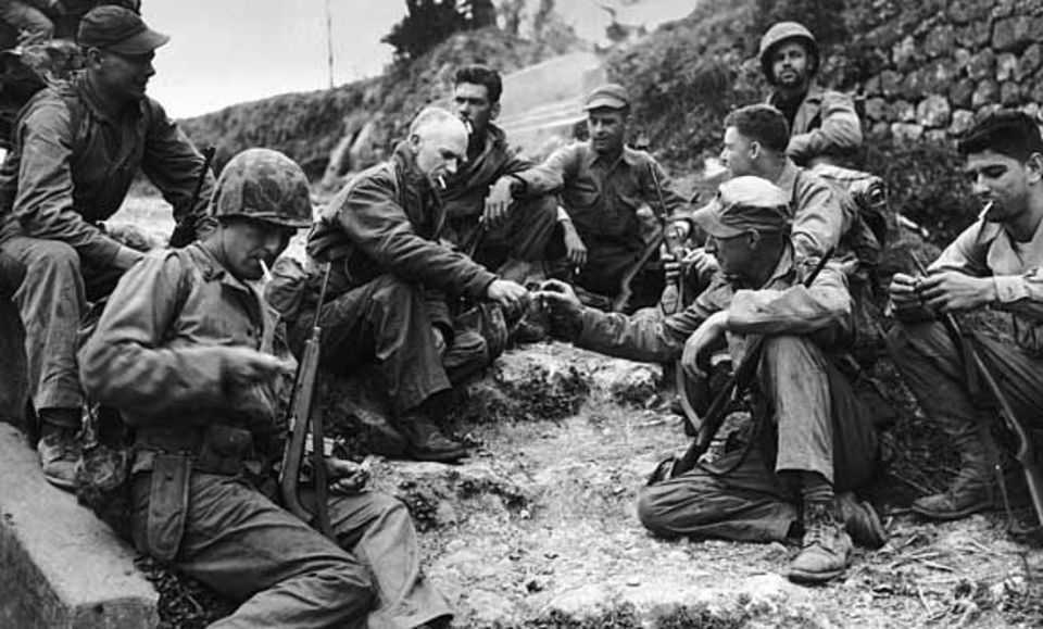 Pyle, en el centro descansa con algunos marines en algún lugar del Pacífico Pyle, en el centro descansa con algunos marines en algún lugar del Pacífico