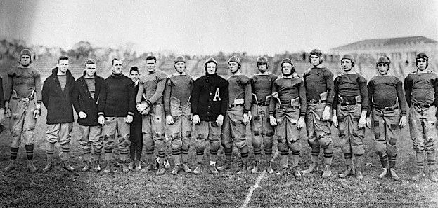 Eisenhower, segundo por la izquierda, y Omar Bradley, segundo por la derecha eran miembros del equipo de fútbol