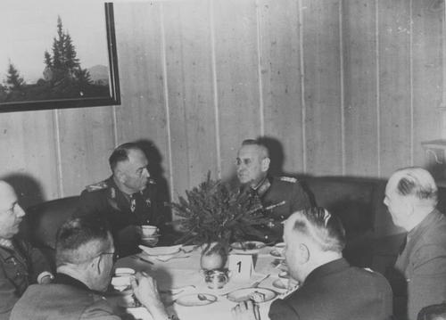 Visita de mariscal Ion Antonescu al Alto Mando alemán. El mariscal Ion Antonescu y el generaloberst Franz Halder marzo de 1942