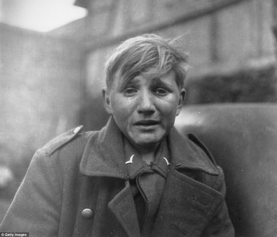 El soldado alemán  Hans-Georg Henke de quince años de edad, llora tras ser capturado por el Noveno Ejército de los EE.UU. en Alemania el 3 de abril de 1945