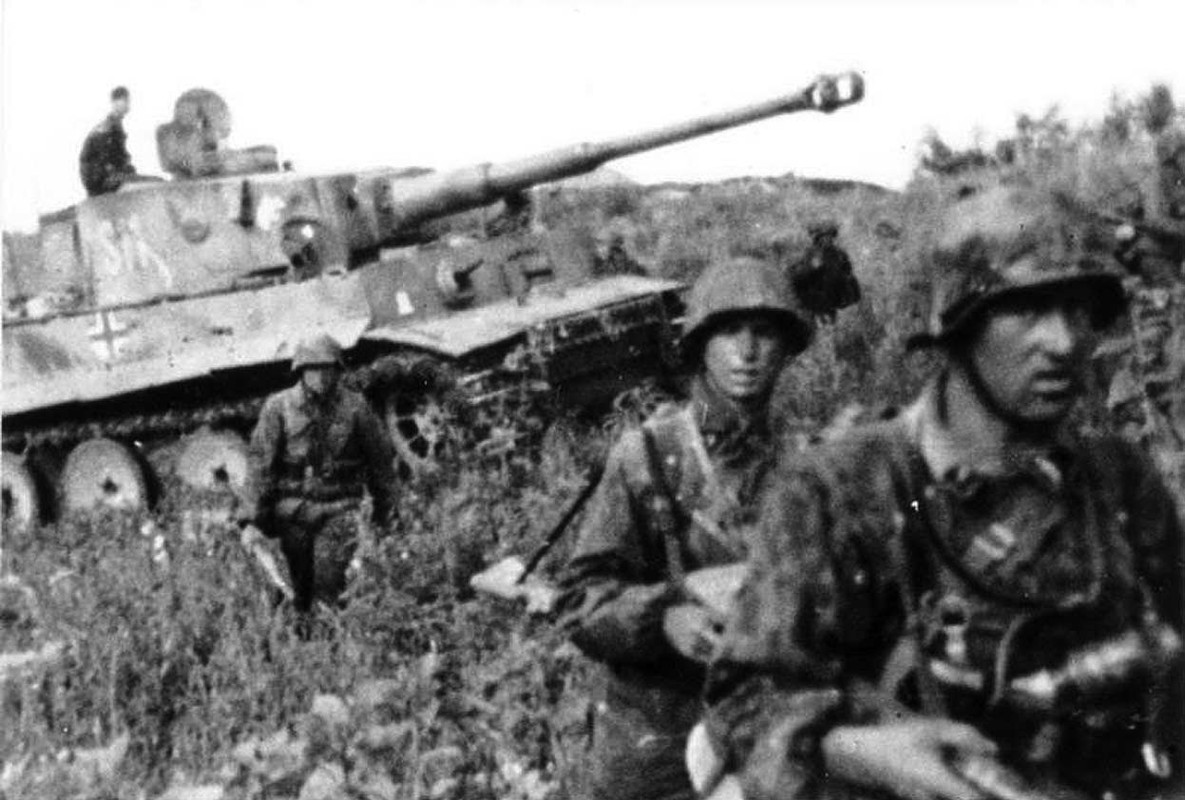 La fatiga del combate, puede verse en el rostro de estos Panzer-granaderos de la Das Reich durante los combates en Kursk