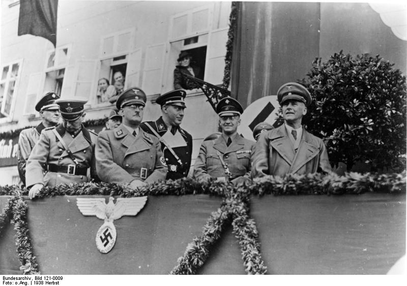 El Dr. Wilhelm Frick junto con Adolf von Bomhard y el Dr. Konrad Henlein el 23 de septiembre de 1938