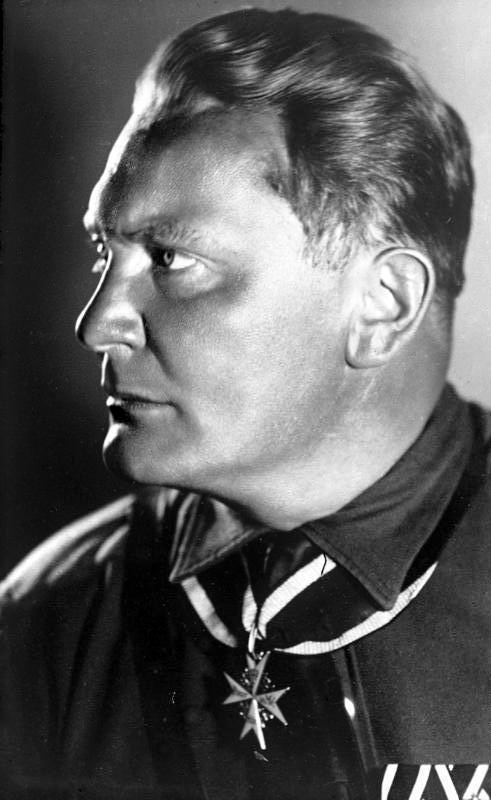 Göring como Comandante de las SA, portando la Pour le Mérite