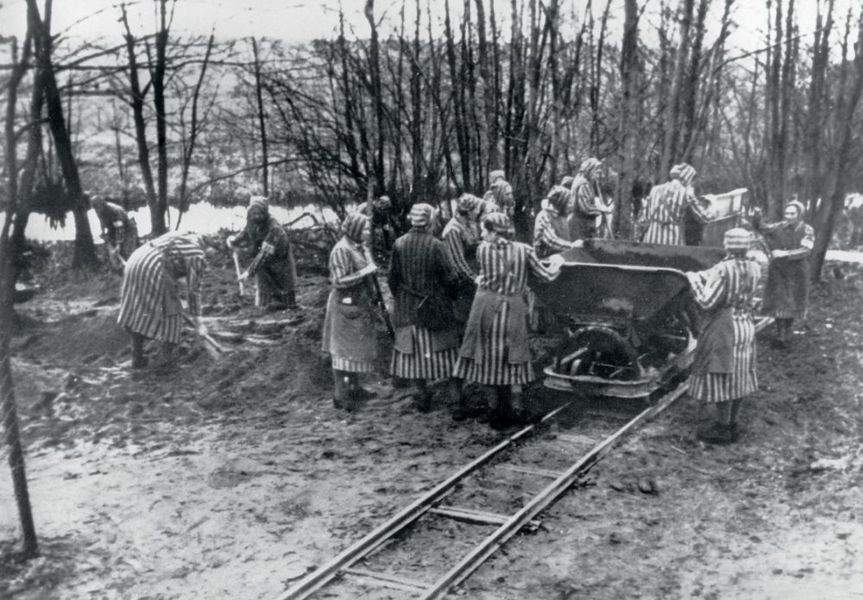 Mujeres reclusas que trabajan en el campo de concentración cerca de Ravensbruck
