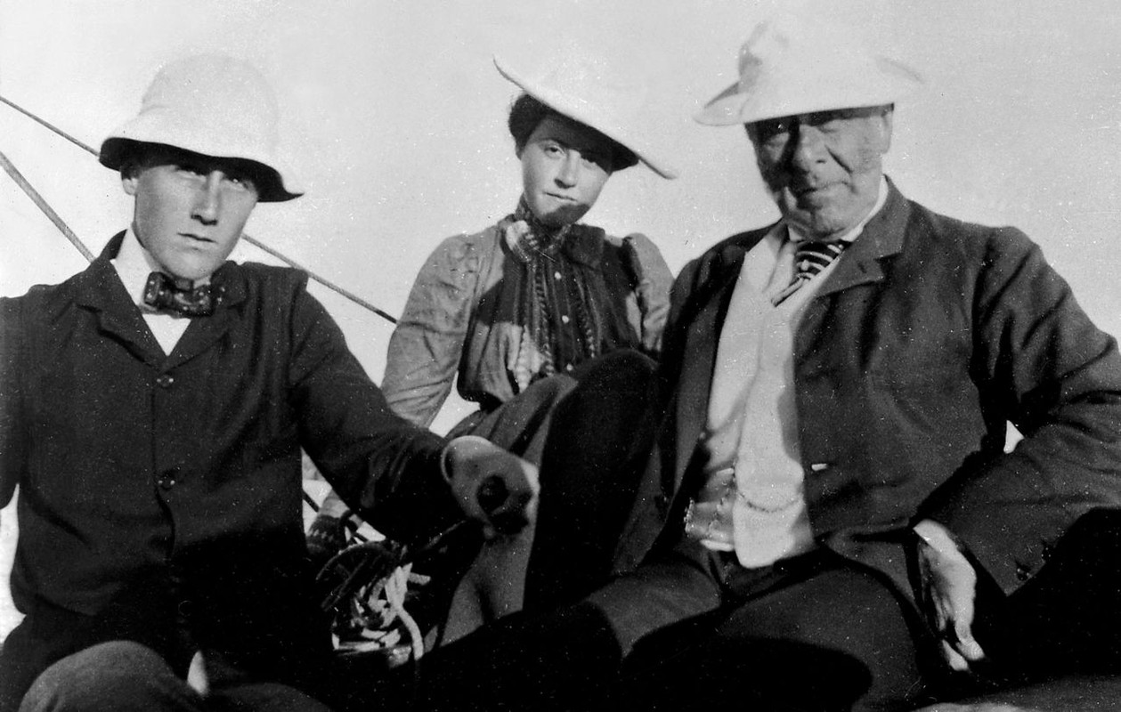 Franklin D. Roosevelt con sus padres en 1899
