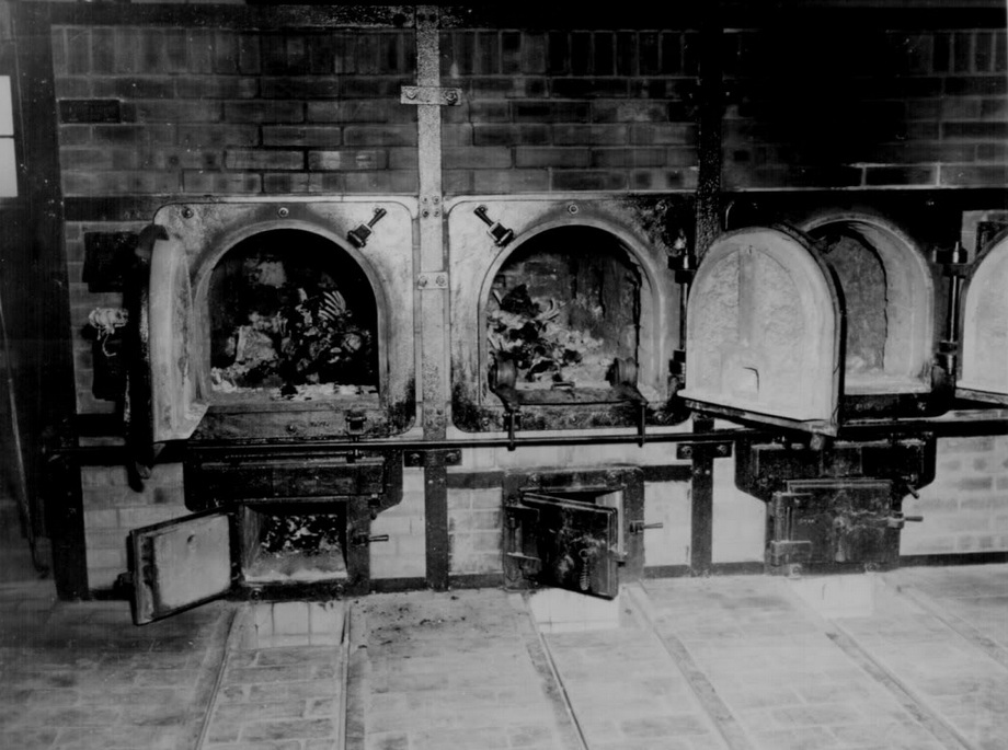 Huesos humanos en el crematorio del campo de concentración de Buchenwald después de la liberación
