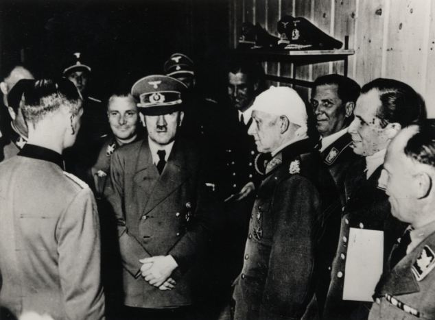 Hitler junto a Alfred Jodl después del atentado del 20 de julio de 1944