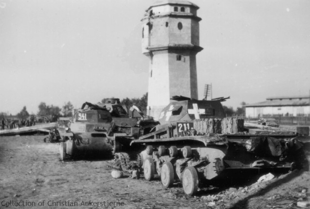 Pz Kpfw IV Ausf. C, número táctico 814, con dos Pz Kpfw II destruidos en primer plano, en Sochaczew, Polonia