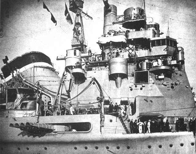 Instalación de tubos lanzatorpedos Long Lance en el crucero japonés Takao, foto tomada en 1939