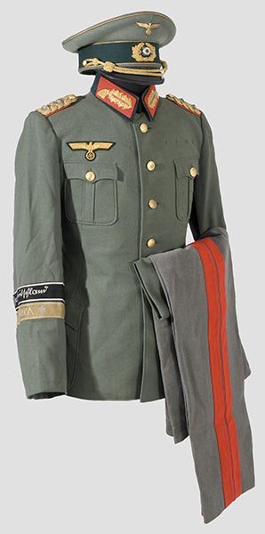 Uniforme completo del Herr del General Hasso von Manteuffel. Fue el único militar con autorización para llevar dos brazaletes en la misma manga