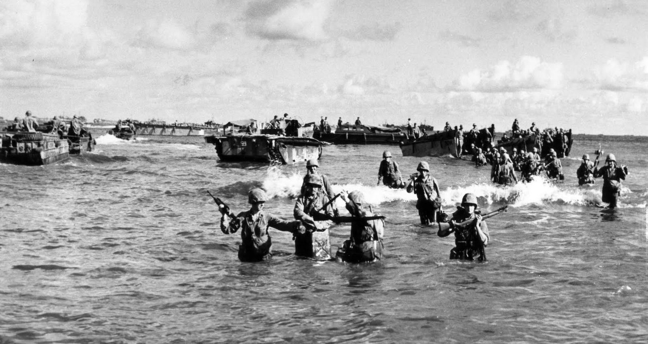 Marines desembarcando en Tinian