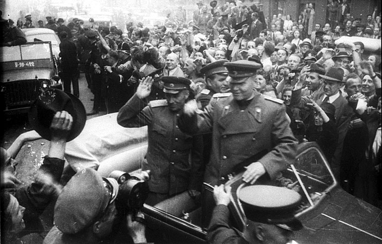 El general soviético Iván Konev es recibido por la multitud de Praga tras la liberación de la ciudad y la rendición de los alemanes, mayo de 1945