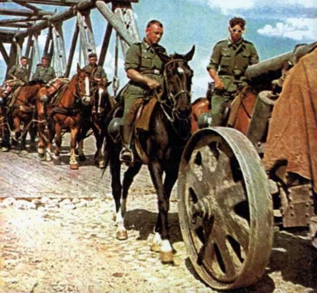 Artillería ecuestre alemana cruzando un puente en verano en Rusia