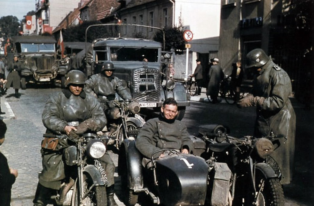 Zundapp K800 y BMW R12 con sidecar en Praga, 1941