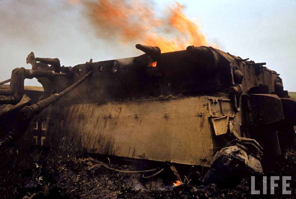 Una columna de blindados alemanes totalmente destruidos y aun en llamas. El Guettar, 1943