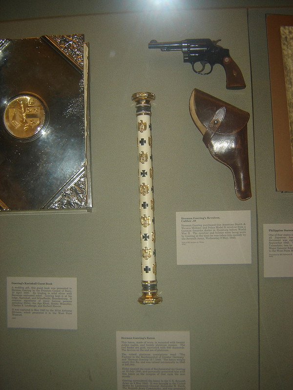 Bastón  y el revólver Smith Wesson de De Göring. A la izquierda está el libro de visitas de plata de Carinhall. Museo de West Point