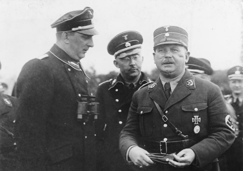 Kurt Daluege, Ernst Röhm y Himmler a sus espaldas