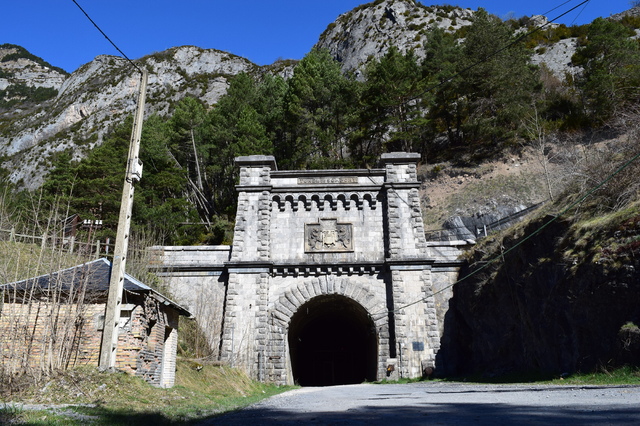 Boca del Túnel de Somport visto desde la Estación de Canfranc