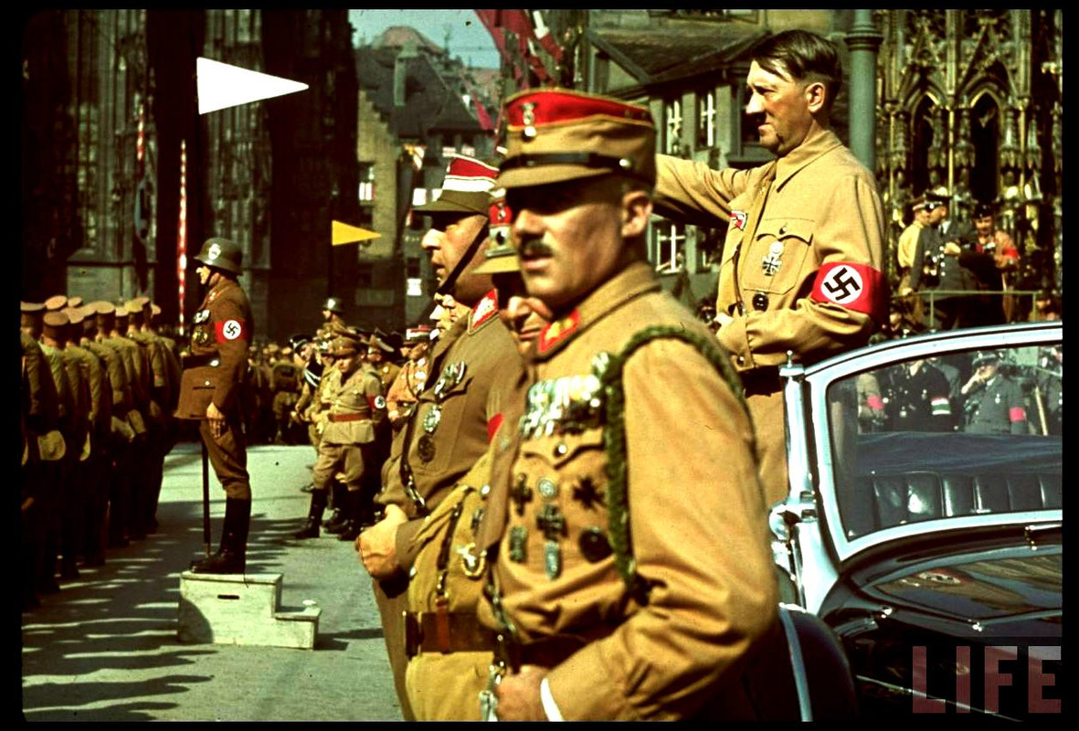 Las columnas de soldados reciben el saludo de Adolf Hitler