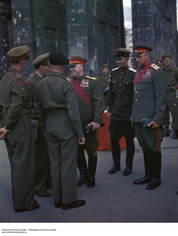 Zhúkov, centro, en Berlín en 1945 hablando con militares británicos. El extremo por la derecha es el mariscal Konstantín Rokossovski