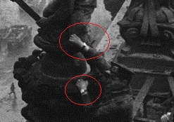 La muñeca del brazo derecho del Sargento fue retocada pues se veía claramente que mostraba un reloj en cada muñeca