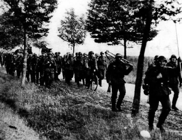 Infantería alemana avanzando hacia el interior del territorio occidental de Polonia