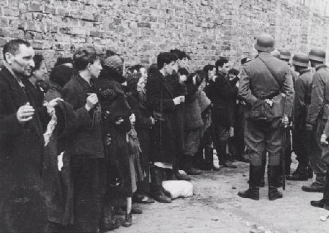 Soldados Alemanes interrogando a Judíos