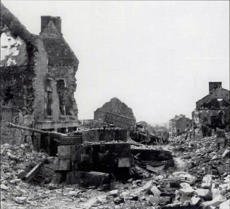 Otro de los Tiger I destruidos en Villers-Bocage, tras el bombardeo posterior a la batalla que sufrió la población, por parte aliada, que causó enormes destrozos