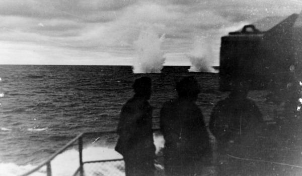 Dos proyectiles de 38,1 cm del HMS Hood caen cerca del DKM Prinz Eugen