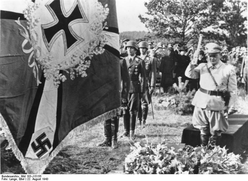 Göring en el funeral de Hans Jeschonnek
