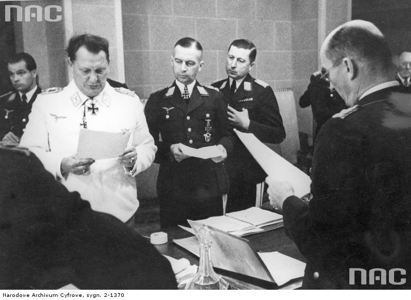 De izquierda a derecha, el Mariscal Hermann Goering de uniforme blanco, el General Hans Jeschonnek, el General Otto von Waldau y el General Gustav Kastner Kirdorf