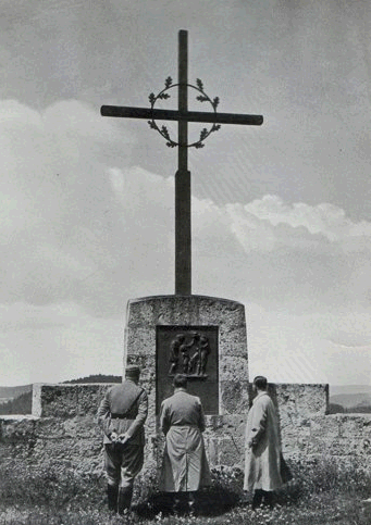 Adolf Hitler frente al monumento a los caídos en la guerra en el pequeño pueblo de Franken