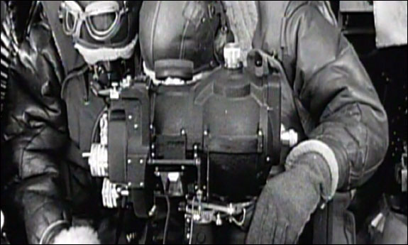 Bombardero fija un objetivo con el visor Norden