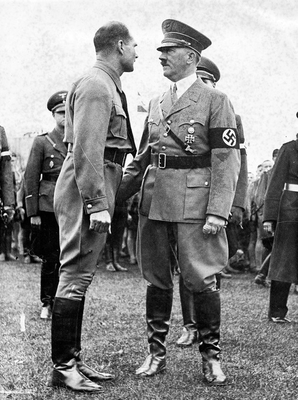 Rudolf Rudolf Hess cara a cara con Adolf Hitler después de ser liberado de la prisión de Landsberg en 1924