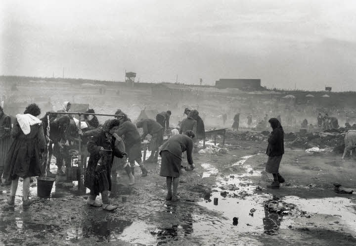 El campo poco después de la liberación en abril de 1945 El campo poco después de la liberación en abril de 1945