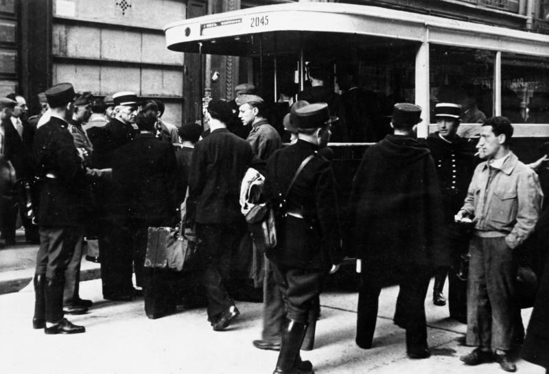 Judíos arrestados en París por la policía francesa, el 20 de agosto de 1941