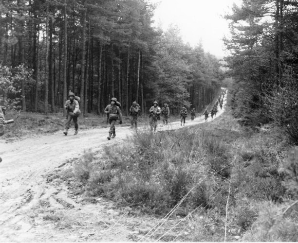 Soldados de la Compañía F caminan hacia su posición en el Bosque de Hurtgen, 18 de noviembre de 1944. Estaban a punto de participar en la sangrienta lucha en torno a Hamich, Alemania, una de las batallas más duras para su regimiento en toda la guerra