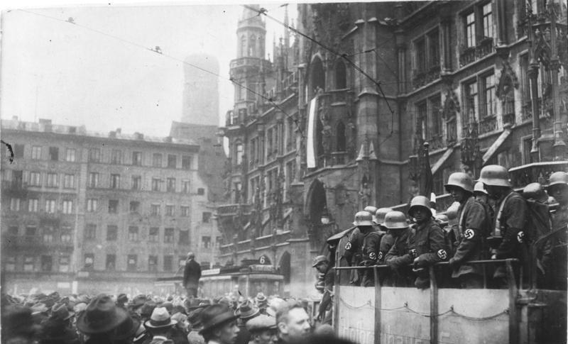 Julius Streicher, centro, se dirige a una multitud de nazis, durante el Putsch de Hitler, el 9 de noviembre de 1923