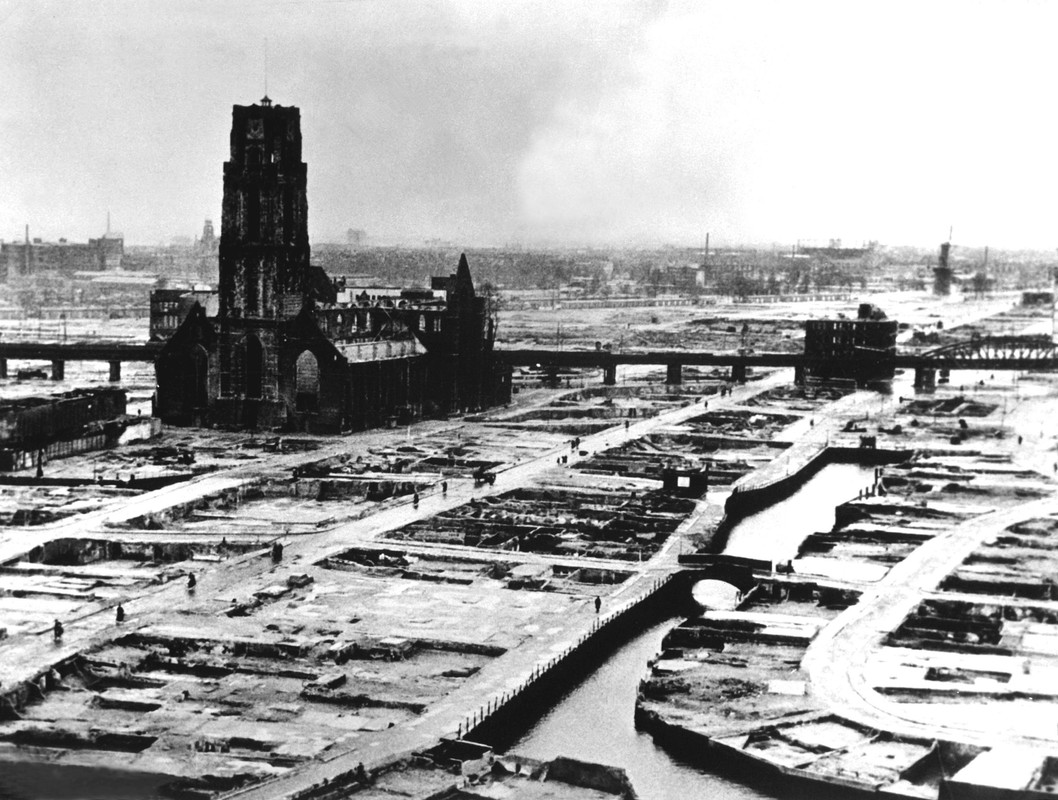 El centro bombardeado de Rotterdam. Aproximadamente 800 personas murieron y 80.000 se quedaron sin hogar