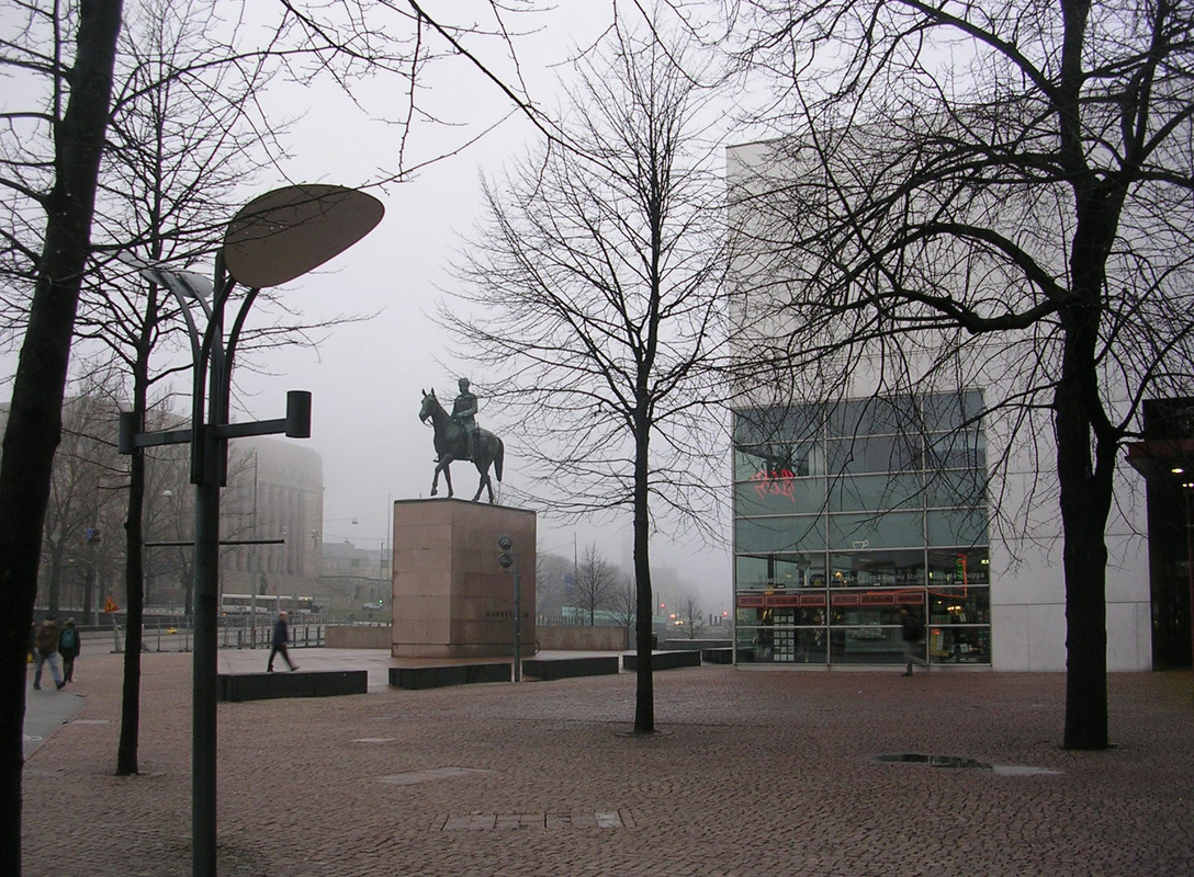 Plaza de Mannerheim en Helsinki con una estatua ecuestre de Mannerheim