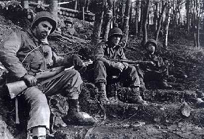 18 de November, 1944. Hombres del 8º IR-4º ID descansan en el bosque cerca de Schevenhütte