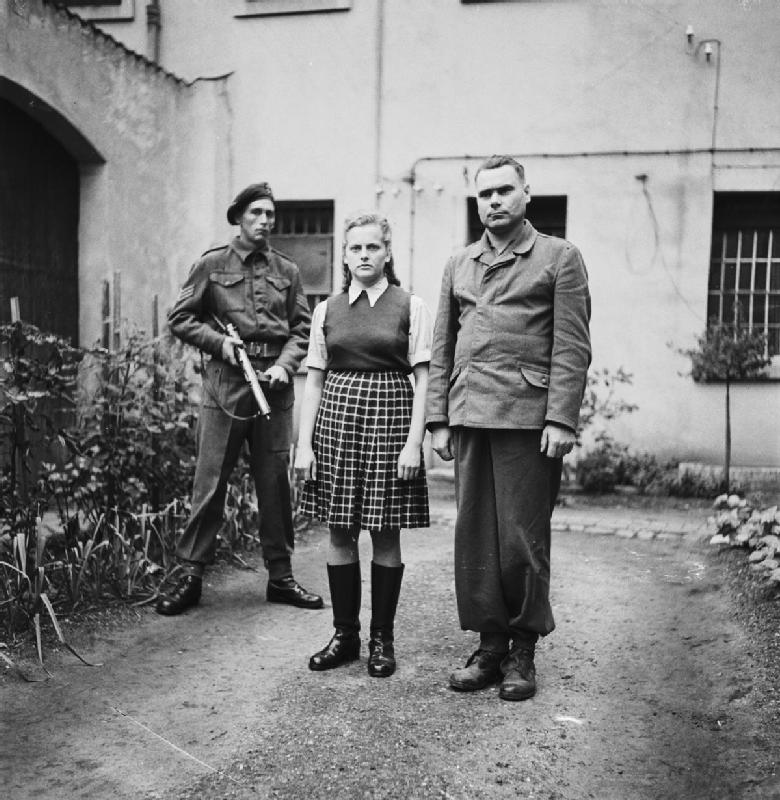Irma Grese y Josef Kramer, detenidos por las autoridades británicas poco después de la liberación del Campo de concentración de Bergen-Belsen